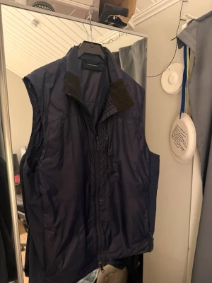 Peak performance dunväst - Väldigt fin dunväst i färgen marin/mörkblå. Inga slitningar eller defekter finns, fint skick. Storlek M/L