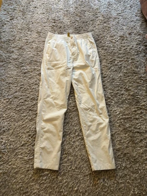 Vita byxor - Vita Ralphl lauren byxor i storlek 20(enligt Ralph laurens hemsida storlek XI boys 6-14 år. Benens innelangd ar 75 cm och ytter langd 101 cm. De ar Väldigt bra kvalité och bekväm passform