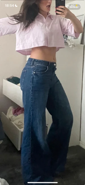 Baggy jeans - Heej💗💗 helt oanvända nästan och inga defekter, det står 42 i storlek men är som en M 😅Den riktiga färgen syns mer på sista bilden