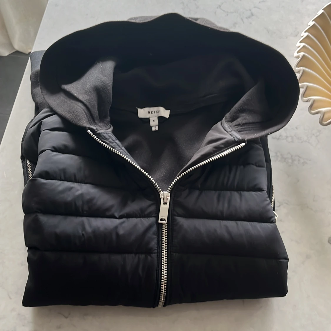 Svart pufferjacka med huva från Reiss - 1