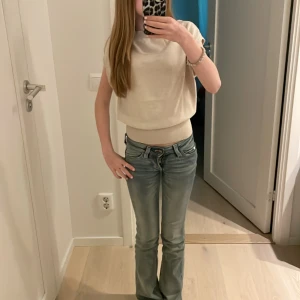 Beige topp från Gina tricot  - Säljer en jättefin topp från Gina tricot med bred ribbad kant i midjan och vid ärmhålen. Toppen har en croppad passform och är tillverkad i mjukt material som känns skönt mot huden. Perfekt att matcha med jeans eller kjol. Säljer pga ingen användning, pris kan diskuteras💕