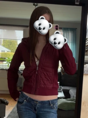 Vinröd Cardigan/ Jacka - Säljer en supersnygg vinröd cardigan med dragkedja framtill. Den är figursydd och ger en jättefin passform 🤍 Perfekt som lättare jacka eller som mysig hoodie till vardags.  ✨ Dragkedja framtill ✨ Huva ✨ Markerad midja för smickrande silhuett ✨ Mjukt och bekvämt material ✨ Fint skick  Passar perfekt till jeans för en casual men snygg look. Funkar året runt!  Storlek: står inte uppskattad S Märke: står inte  Hör av dig vid frågor 💕