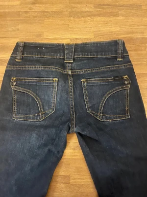 Mörkblå jeans från ONLY - Snygga mörkblå jeans från ONLY innerbenslängd:81 midjemått:33,5 