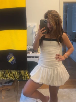 Vit kort klänning med volang - Eftertraktad klänning från Zara. Mest en intressekoll men buda på❣️sitter som en XS