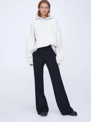 ZARA Svarta utsvängd byxa med hög midja - Snygga svarta byxor med wide passform och hög midja. Byxorna har raka ben.