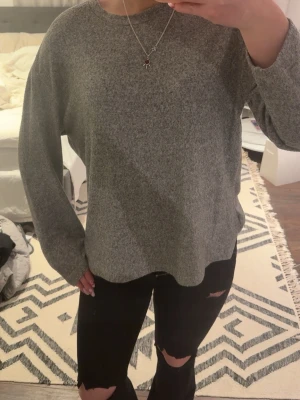 Grå tröja med slits - Snygg tröja ish stickad, inga defekter. Skulle säga att den är storlek S! 💕💕
