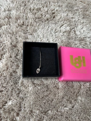 ”Världens skönaste” örhänge från L8H  - Säljer detta superfina örhänge från L8Hasselblad som är i äkta 925 silver! Örhänget är känt för att vara världens skönaste eftersom man kan sova med det utan att känna av det! Örhänget är oanvänt och säljs på grund av att det inte kommer till användning! Nypris:250kr 💕 Kommer i original rosa ask med guldfärgad logga. Perfekt för dig som gillar stilrena smycken. 