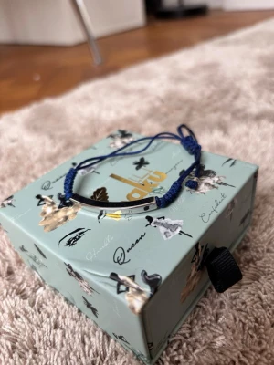 Snyggt justerbart armband från Ioaku  - Säljer detta superfina och coola justerbara armbandet från Ioaku! Det är i nyskick och är aldrig använd! Säljer på grund av att det inte kommer till användning. Passar till allt! 😍