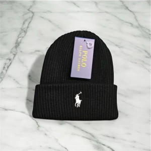 Svart & Vitt Polo Ralph Lauren mössa - Svart polo mössa med vit logga. No size. Helt ny oanvänd.