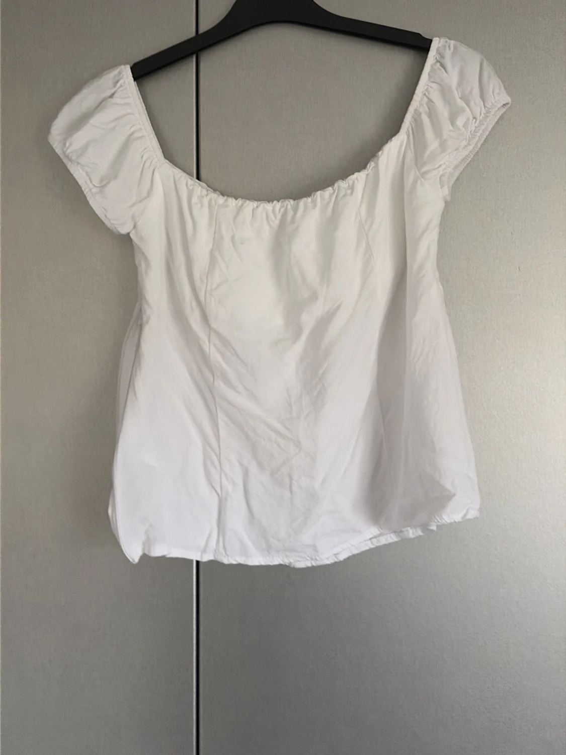 Vit blus med knappar från NA-KD - 1