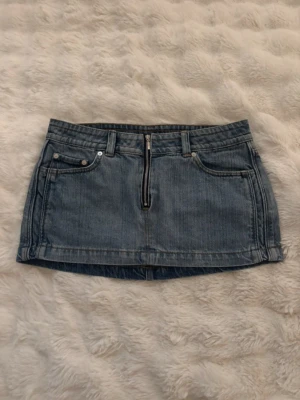 Trendig mini-kjol weekday - Superfin trendig minikjol från weekday som inte säljs längre. Köptes på vinted i nyskick men passade tyvärr inte mig så säljer den vidare. Inga defekter. Det är en storlek M men den är lite liten i storleken så skulle även passa storlek S💗  