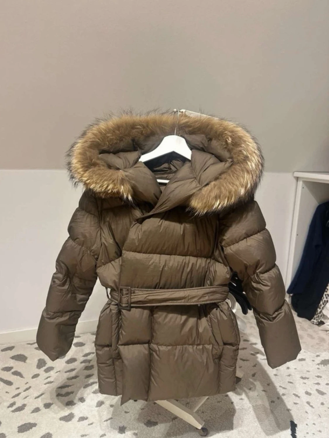 Brun dunjacka med fuskpäls och bälte