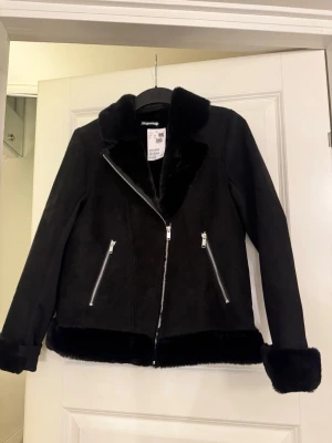 Oanvänd jacka i mocka och päls inuti - Oanvänd med prislappen på, storlek Xs/170cm