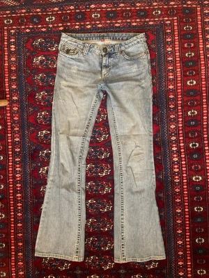Bootcut jeans - Sååååå snygga jeans jag köpte på en second hand affär för 4 år sedan och har använt jättemycket men som har blivit för små :,) fortfarande bra skick dock!! Ett litet hål under högra bakfickan men så har de alltid varit. Kan nog inte skicka bilder med dem på för de är för små men kan skicka mått och fler bilder om det önskas <3