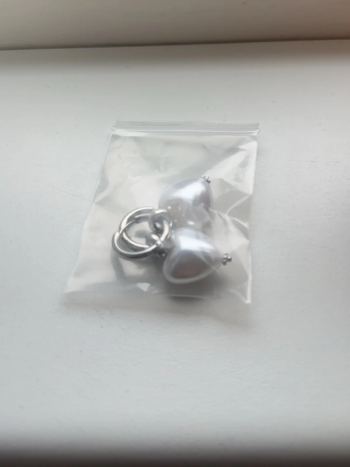 WOS örhängen med pärlhjärtan - 1