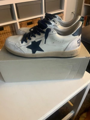 Golden goose ballstar - Säljer nu mina golden goose ballstar då jag knappt använder de längre. Dom är i storlek 42 o i bra skick. Box medkommer och pris kan diskuteras. Skriv vid funderingar!
