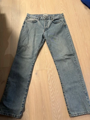 Jeans - Säljer ett par ljusblå raka jeans från Saburo. Jeansen har en slitstark denim. Perfekta för dig som gillar lite baggy men raka jeans från Saburo