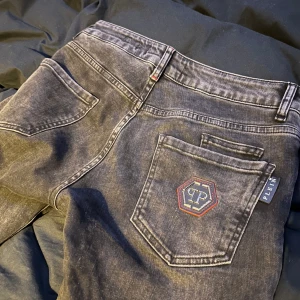 Philipp plein jeans - Köpta förra året på nk, använd endast 2-3 gånger sen blivit liggandes. Inga hål/slitage eller liknande, hör av er vid intresse. Storlek 29
