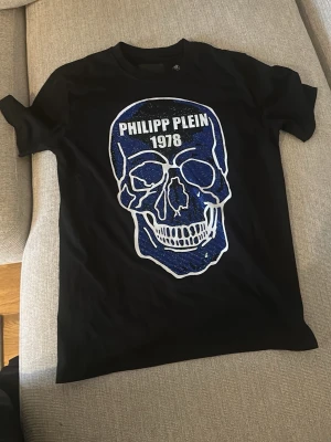 T shirt  - Philip plein t shirt, storlek S helt ny, pris kan diskuteras vid snabb affär.