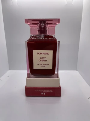 Tom Ford Lost Cherry EdP 100 ml - Helt oanvänd 100ml man parfym.                       Vid frågor är det bara och fråga.                       Priset är aldrig hugget i sten                                                                            Paket erbjudanze är möjligt.                              Svarar inom 8h    