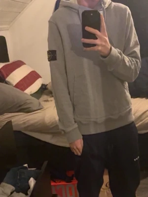 Stone Island hoddie - Säljer denna stone island  i storlek S i ett mycket bra skick och inte använd mycket alls. Pris 1199 pristet går att diskuteras