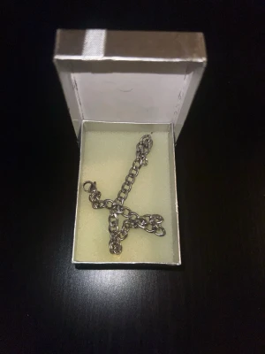 Kedjearmband i silverfärg - Snyggt kedjearmband i silverfärgad metall med klassisk karbinhake. Armbandet har en enkel och stilren design med mellanstora länkar och passar perfekt till olika stilar. Levereras i en elegant presentask med rosett.