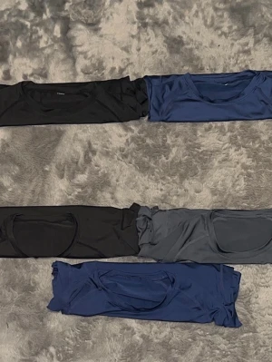 5 st Compression Shirts (m) – 3 långärmade & 2 t-shirts - Säljer ett kit med 5  kompressionströjor i mycket bra skick. Riktigt clean passform med bra stretch som sitter tight över bröst och armar. Funkar perfekt för gymmet, löpning eller som underställ. Paketet innehåller: 3 st Långärmade compression shirts 2 st Kortärmade compression shirts Info: Storlek: M (lappar saknas men de passar en Medium perfekt). Skick: Toppskick, inga defekter. Säljes som paket för 350 kr. Kan diskuteras vid snabb affär! 