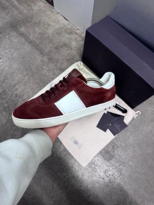 Valentino Flycrew - Valentino Flycrew skor. Storlek: 44 passar 43. Vad som ingår: Allting Orginalt. Pris: 4599kr Etc: Priset Ej hugget i sten - otroligt Rare färg