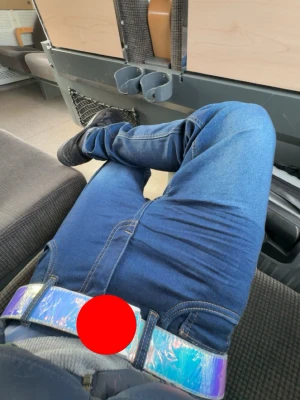  med holografiskt bälte - Snygga blå slim fit jeans med klassisk femficksdesign och kontrastsömmar. Jeansen har en modern passform och matchas här med ett holografiskt bälte som ger en futuristisk touch. Perfekta för dig som vill sticka ut med din stil.