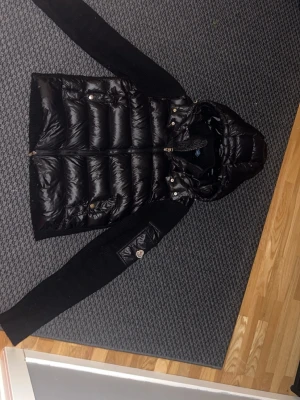 Svart monclear cardigen - En skön jacka som jag har växt ur och vill sälja, bra skick och snygg jacka. Tyvär inget kvitto och sånt då jag har köpt den av en kompis. Om ni vill förhandla priset eller ha mer bilder skicka gärna en chat 