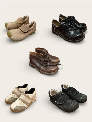 Märkespaket: Vincent & Zara Barnskor – Strl 26 & 27 - Säljer ett mycket fint paket med kvalitetsskor från Vincent och Zara. Här finns allt från snygga vardagsskor till de perfekta kostymskorna för vårens alla festligheter. Säljes som ett komplett paket eller styckvis.  Storlek 26:  Vincent: Vita sneakers med kardborre.  Vincent: Svarta stilrena sneakers.  Vincent: Svarta lackade kostymskor (perfekta för kalas/bröllop).  Storlek 27:  Zara: Bruna kängor i klassisk modell.  Vincent: Bruna mockaskor med gummiförstärkt tå.  Skick: Mycket bra skick!