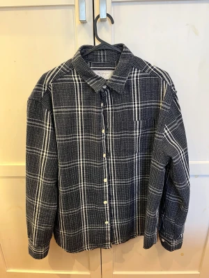 Blå flanellskjorta - Mycket bra skick knappt använd från Primark