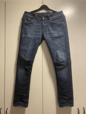 Dondup jeans - Mörkblå dondups i modell Richie | Dem är i väldigt fint skick | Passar till allt och är väldigt bekväma | priset är inte hugget i sten | hör av dig vid minsta lilla fundering// Alex closet✨