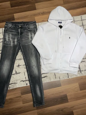 Ralph Lauren & Jeans - Säljer ett par jeans från Dsquared2 storlek 38 och en Ralph lauren hoodie storlek M tillsammans för 1000kr.  Håller dig stilig och skön. Är det något du undrar skriv! Passa på.
