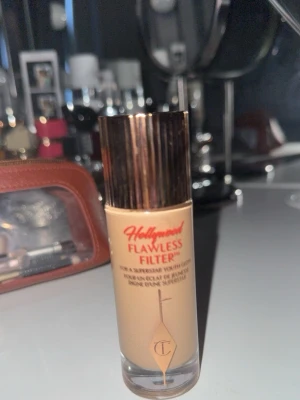 Charlotte Tilbury Hollywood Flawless Filter - Hollywood Flawless Filter foundation i nyansen 4 Medium från Charlotte Tilbury. Kommer i en lyxig glasflaska med roséguldfärgat lock. Ger en glowig finish och kan användas både som foundation och highlighter. Innehåller 30 ml, aldrig använd o söljer på grund av nyansen inte passar mig