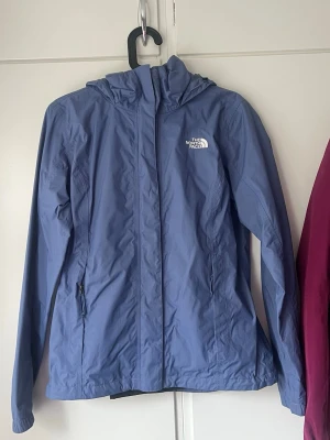 Regnställ - Regnställ ifrån TheNorthFace i storlek 36, som ny💕