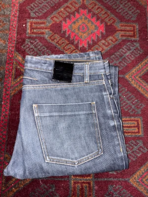 Givenchy jeans - Vintage givenchy jeans från SS16 i raw denim. 