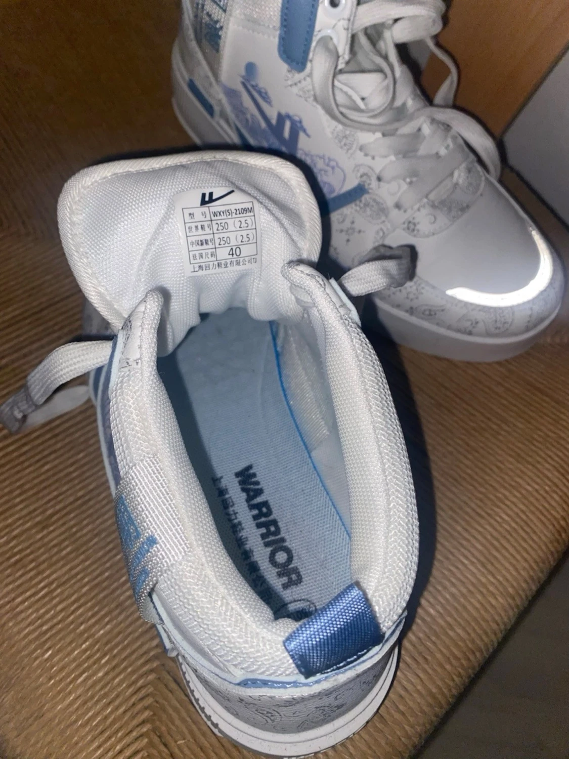 Vita och blå sneakers med mönster - 4