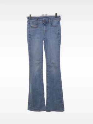 Blå bootcut jeans från Diesel - Snygga ljusblå bootcut jeans från Diesel med klassisk femficksmodell och låg midja. Jeansen har en lätt utsvängd passform nedtill och är tillverkade i mjuk denim. Perfekta för en avslappnad och trendig look.