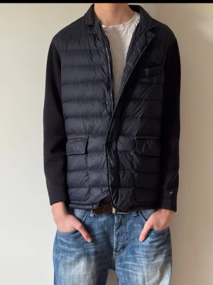 Massimo Dutti cardigan - Mörkblå Massimo dutti cardigan i nytt skick. Jackan är i storlek M. Vi säljer den för endast 559kr