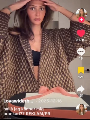 Brun och beige mönstrad kofta - En oversized brun och beige kofta med geometriskt mönster och breda ärmar. Koftan har en djup v-ringning och är gjord i ett stickat material som känns mjukt och varmt. Perfekt för lager-på-lager och att slänga över en topp.