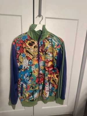 Ed Hardy zip up - Säljer en Ed hardy zip up tröja. Har haft den i lite över ett år och enbart använt den ett fåtal gånger, dragkedjan kan va lite knepig att få upp ibland då den inte stänger ihop tröjan men det går att lösa om man bara trycker ihop självaste blixtlåset. 