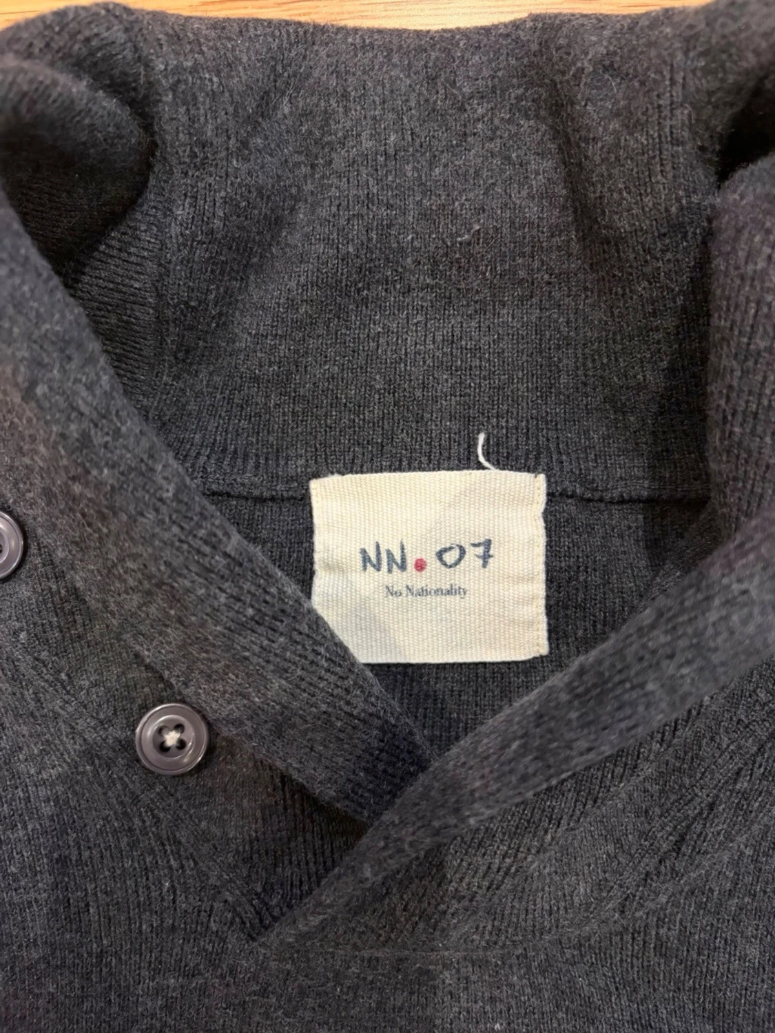 Mörkblå stickad tröja med krage - 2