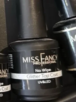 Miss Fancy Glitter Top Coat UV/LED - Glittrande topplack från Miss Fancy Professional som ger en snygg finish till dina naglar. No wipe-formula som härdas i UV/LED-lampa. Perfekt för att försegla och ge extra glans och glitter till din nageldesign.