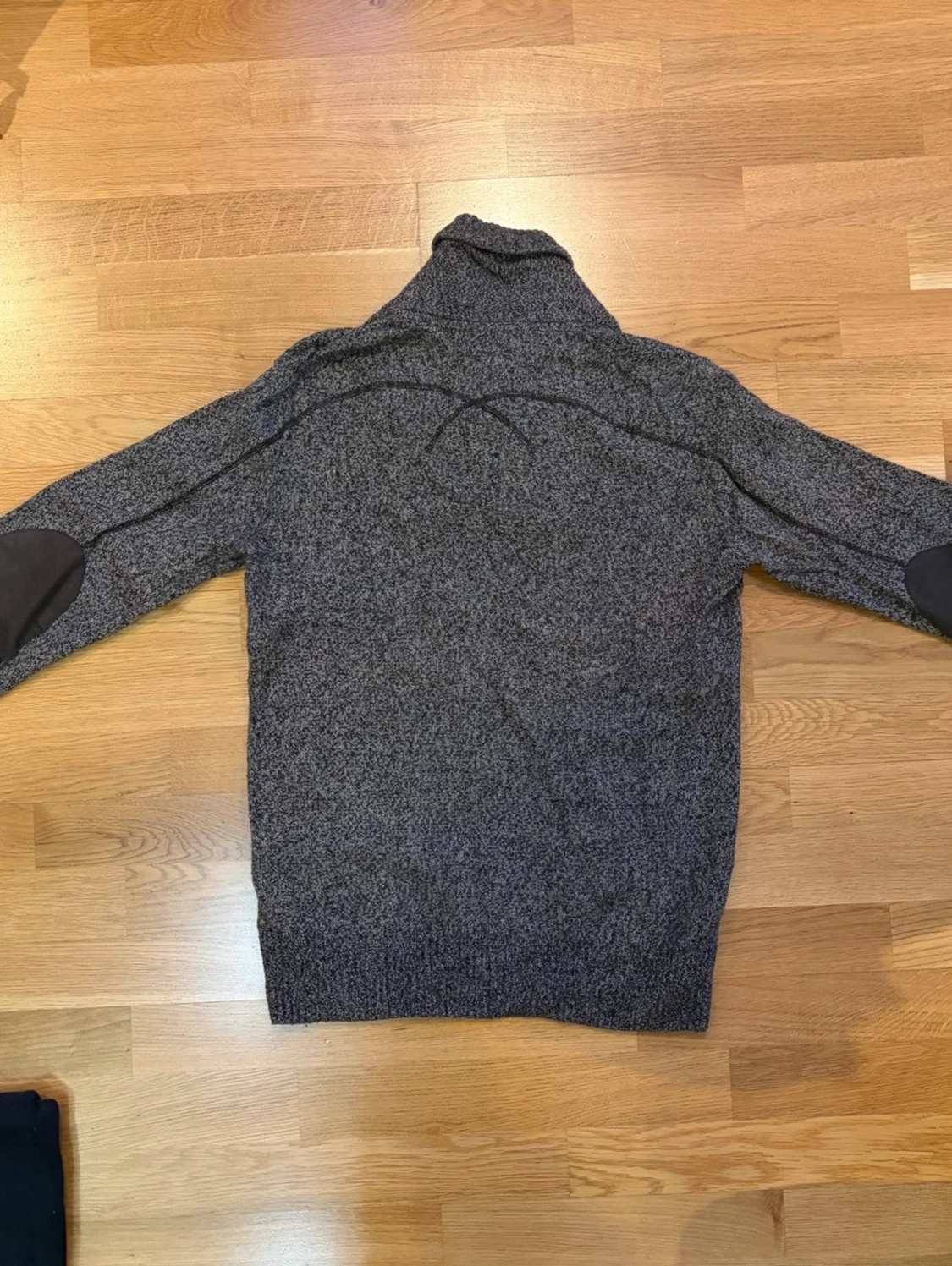 Grå stickad tröja med dragkedja - 1