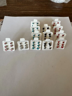 Örhängen i 3pack - Säljer av material som jag använt för att göra smycken. Har 2025 tillverkat och sålt smycken för över 50.000kr så är något folk uppskattar (om man håller låga priser) . Nu har jag dock tappat intresset så säljer av allt jag har. Kolla gärna in andra annonser   I denna annons hittar du örhängen i 3pack. Inget jag gjort själv utan använt som tackgåva . 1st 3pack 20kr . Köp fler och få rabatt