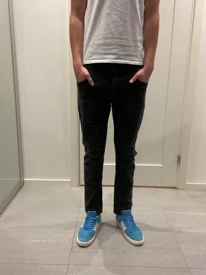 Dondup Jeans -  Säljer nu dessa Dondup Jeans med snygga slitningar i populär design, skriv för fler bilder/frågor🙌🏼