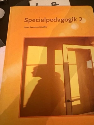 Specialpedagogik 2 kursbok - Specialpedagogik 2 av Sonja Svensson Höstfält är en kursbok med gul-orange omslag och modern design. Boken är tryckt på papper och har ett motiv med silhuetter och dörrar i bakgrunden. Perfekt för dig som läser pedagogik eller vård och omsorg.