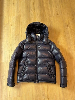 Moncler Maya (1) - Moncler Maya i utmärkt skick, storlek 1 som motsvarar small. Tags och distans finns, kvitto finns ej. Kan fraktas