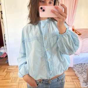 Blus!  - Så snygg blus! Har en fläck se sista bild men inget man tänker på så mycket 